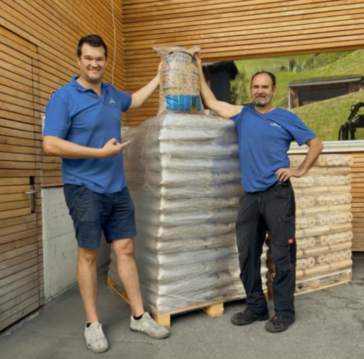 Rade und Johannes Metzler mit Energie Produkt Holzpellets, Alpenholz Metzler